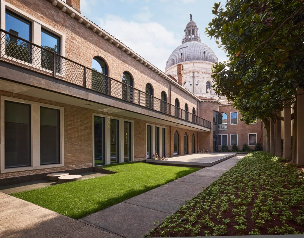 Casa-Sanlorenzo-garden-shot-with-outdoor-seating-and-landscaping
