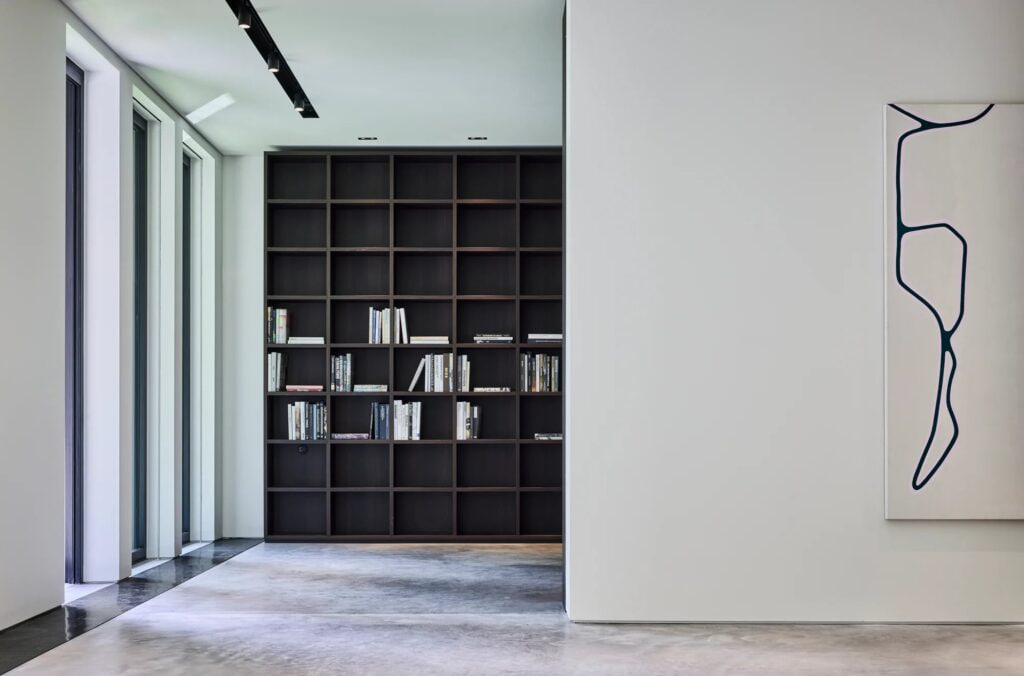 Casa Sanlorenzo: Casa-Sanlorenzo-moveable-walls-and-adaptive-lighting.