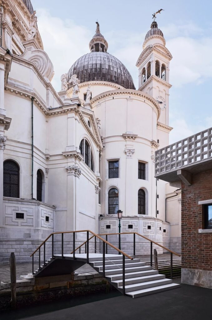 Casa-Sanlorenzo-the-bridge-entrance-with-Istrian-stone-steps