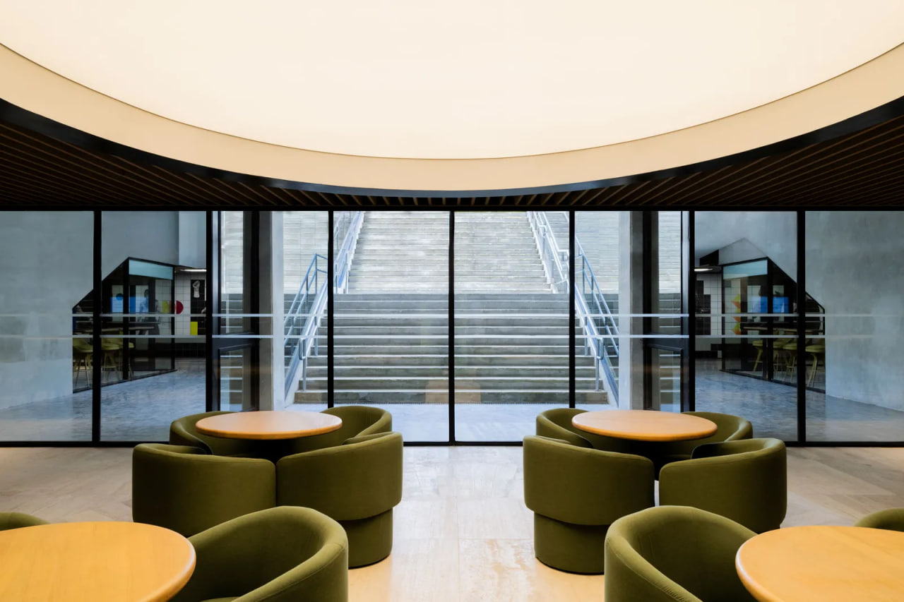 In the Tunnel Club, the yellow EA collection accompanies a space that functions as a narrative anteroom. The Centerline Club on the Competition Level boasts a circular ceiling, a direct nod to the Museum of Modern Art by Pedro Ramírez Vázquez, closing the circle between the stadium's architect and the contemporary intervention.
Zaickz Moz.